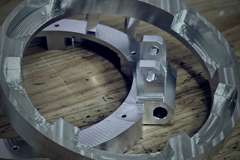 Duży aluminiowy pierścień konstrukcyjny frezowany CNC