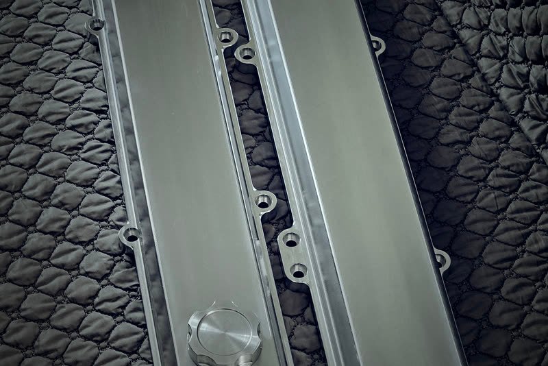 Aluminiowe listwy motorsport po obróbce frezarskiej