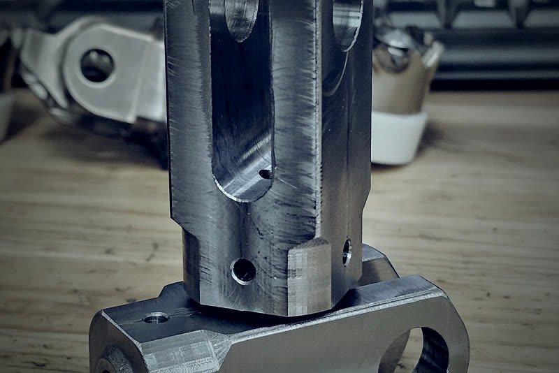 Frezowany widelec aluminiowy, element techniczny maszyny